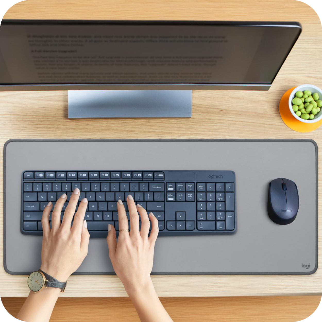 teclado y mouse logitech negros en uso
