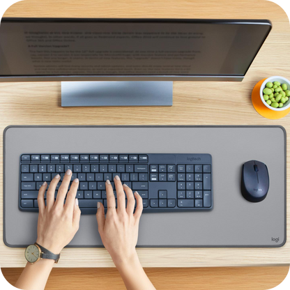 teclado y mouse logitech negros en uso