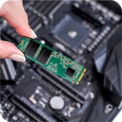SSD M.2ADATA sostenido por una mano , ideal para computadores de alto rendimiento 