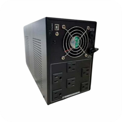 vista trasera de ups negra con multiples salidas y ventilador de refrigeracion 