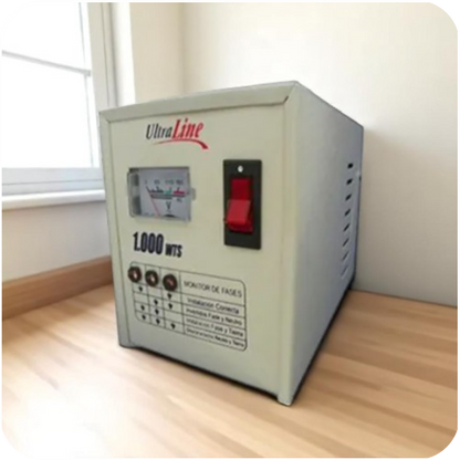 vista lateral de regulador de voltaje ultra line con indicador y bton de reinicio